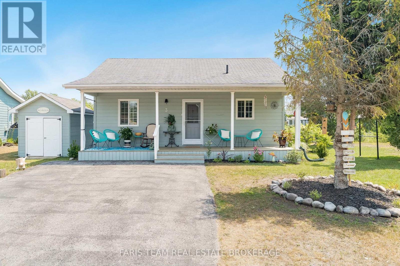 3 Awenda Ave, Wasaga Beach, ON L9Z 1X7
