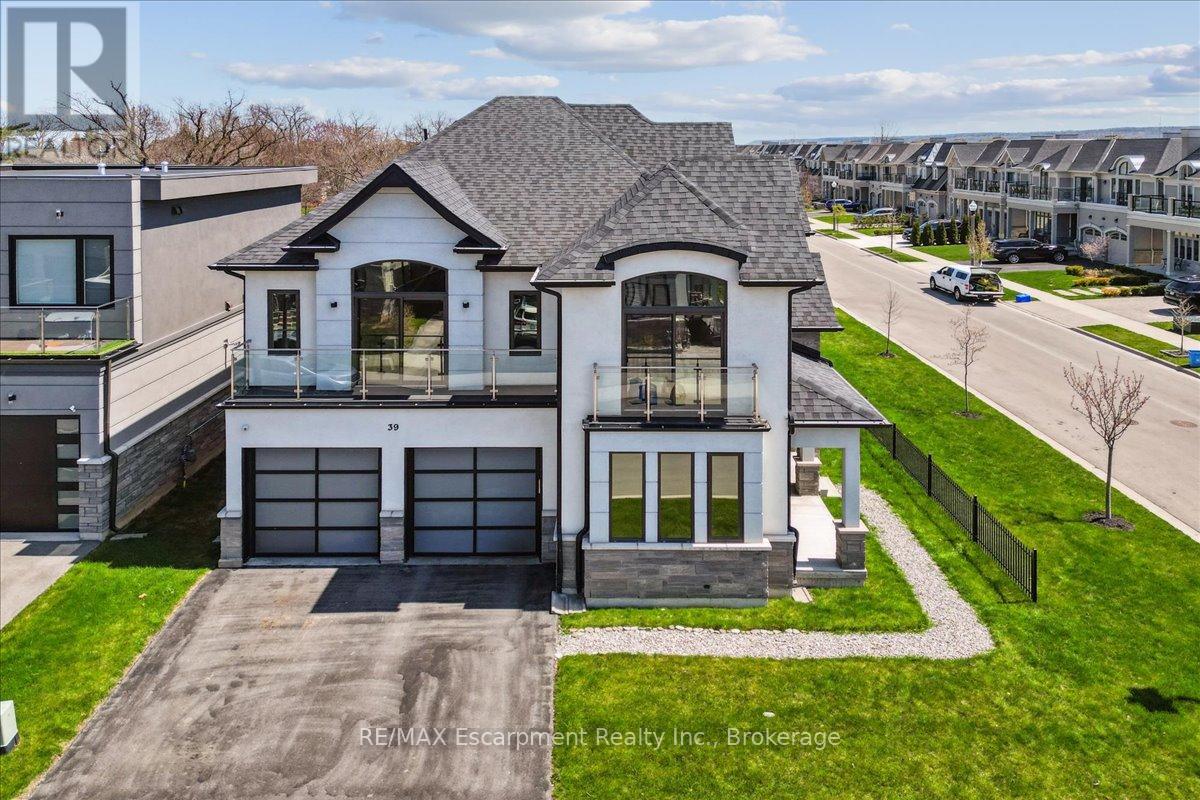 39 Sunrow Gate, Hamilton, ON L8E 5C2