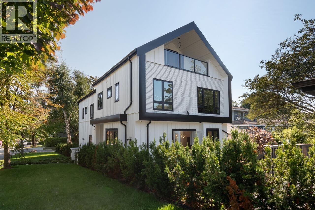 3075 Courtenay St, Vancouver, BC V6R 3X8