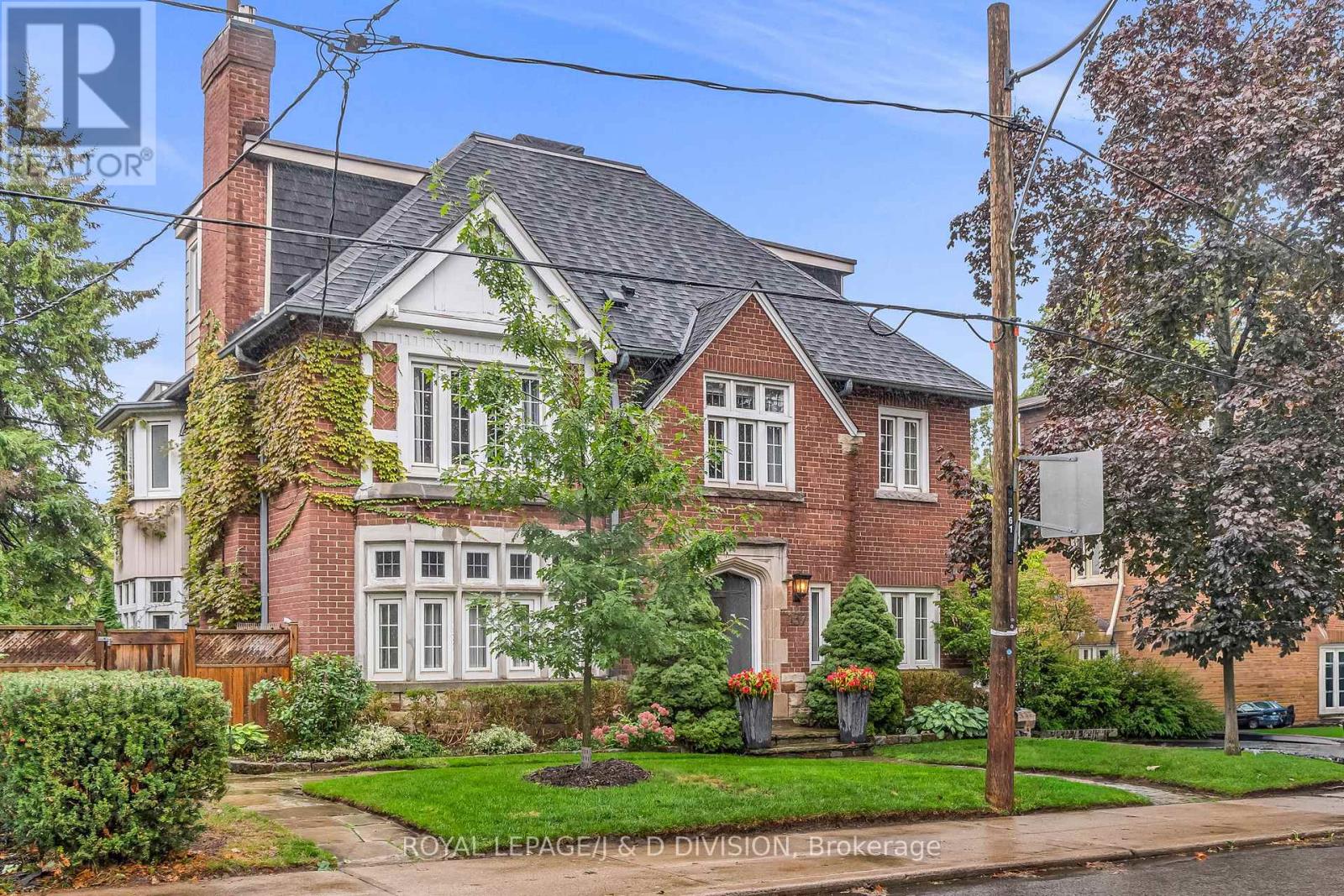 137 Highbourne Rd, Toronto, ON M5P 2J8