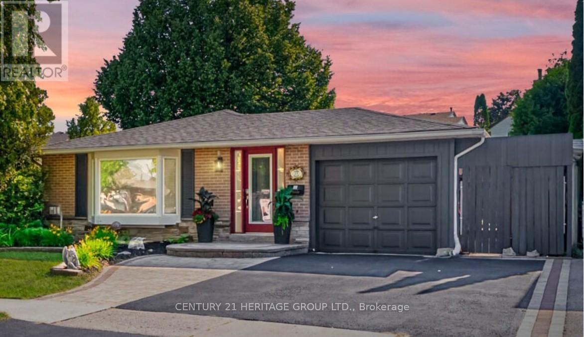 17 Cowling Cres, Ajax, ON L1S 2Z6