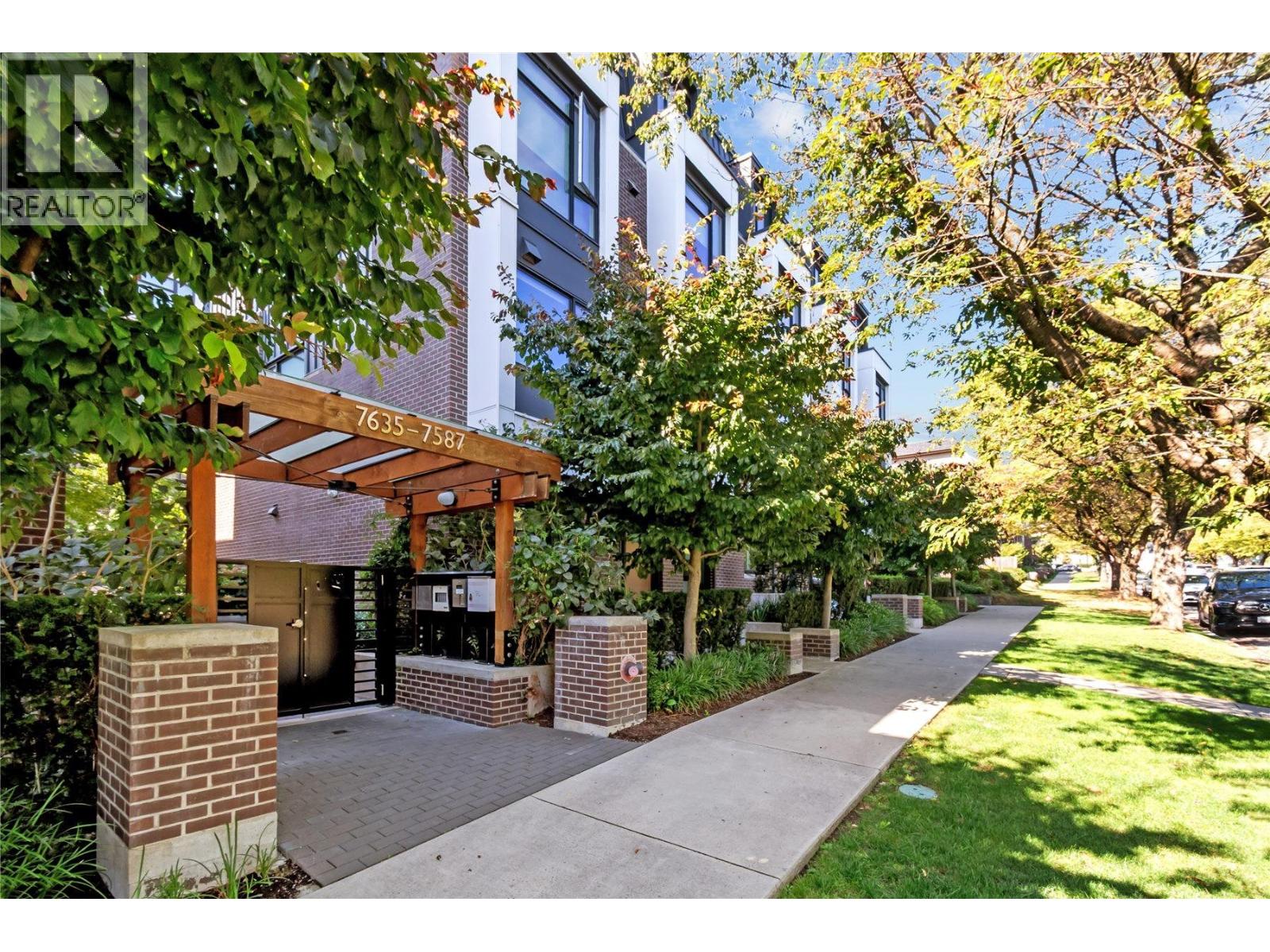 7597 Yukon St, Vancouver, BC V5X 2Y4
