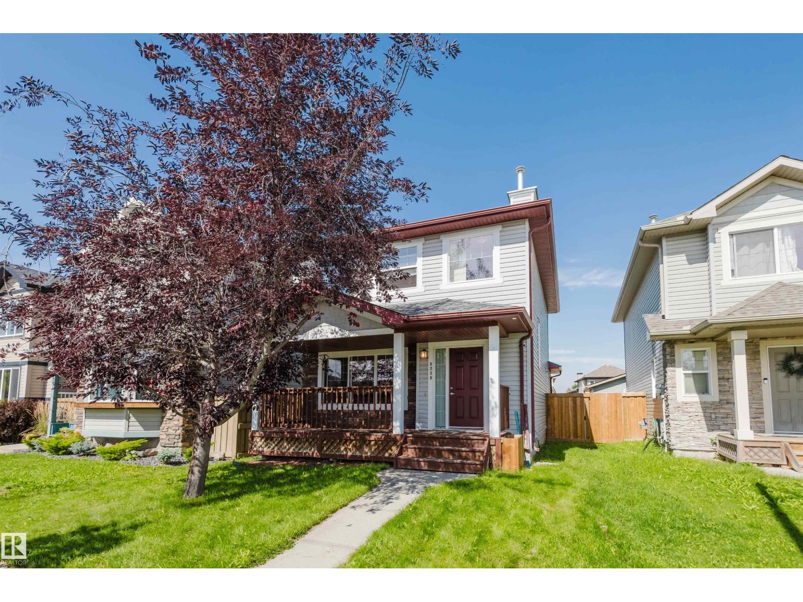 9235 Scott Ln NW, Edmonton, AB T6R 0E6