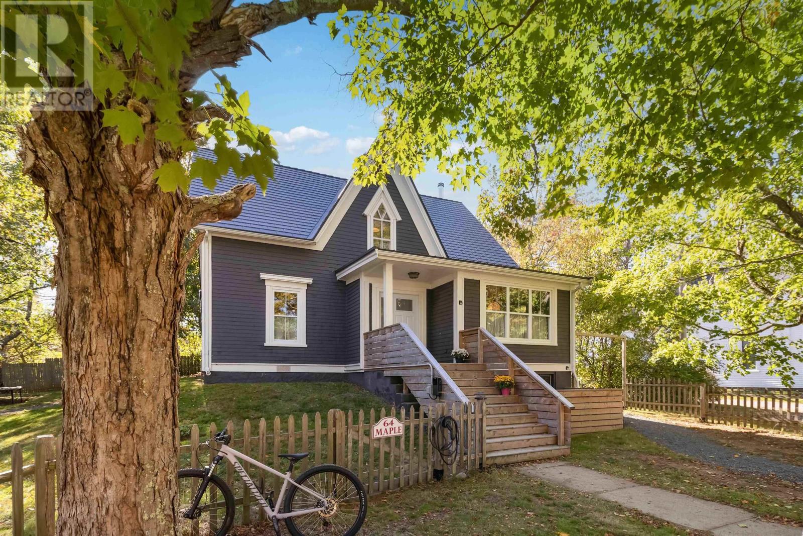 64 Maple St, Mahone Bay, NS B0J 2E0