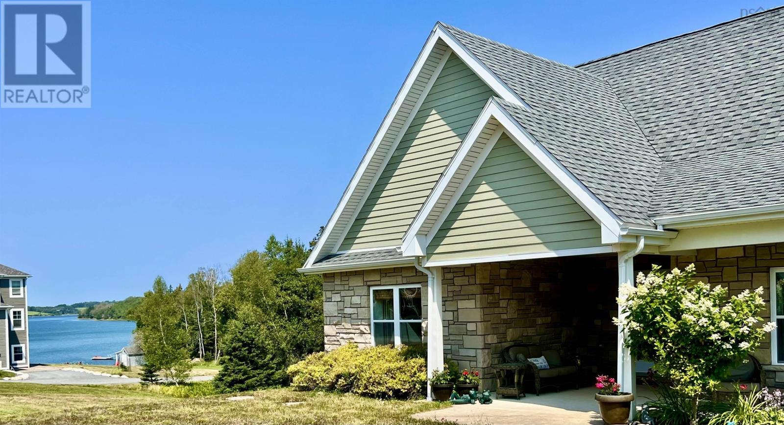 114 Ocean Stone Dr, Lunenburg, NS B0J 2C0