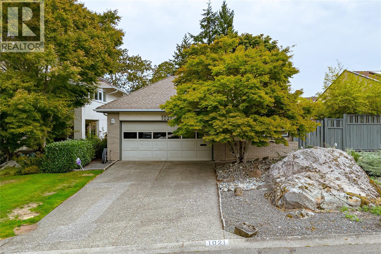 1021 Scottswood Ln, Saanich, BC V8Y 2V1