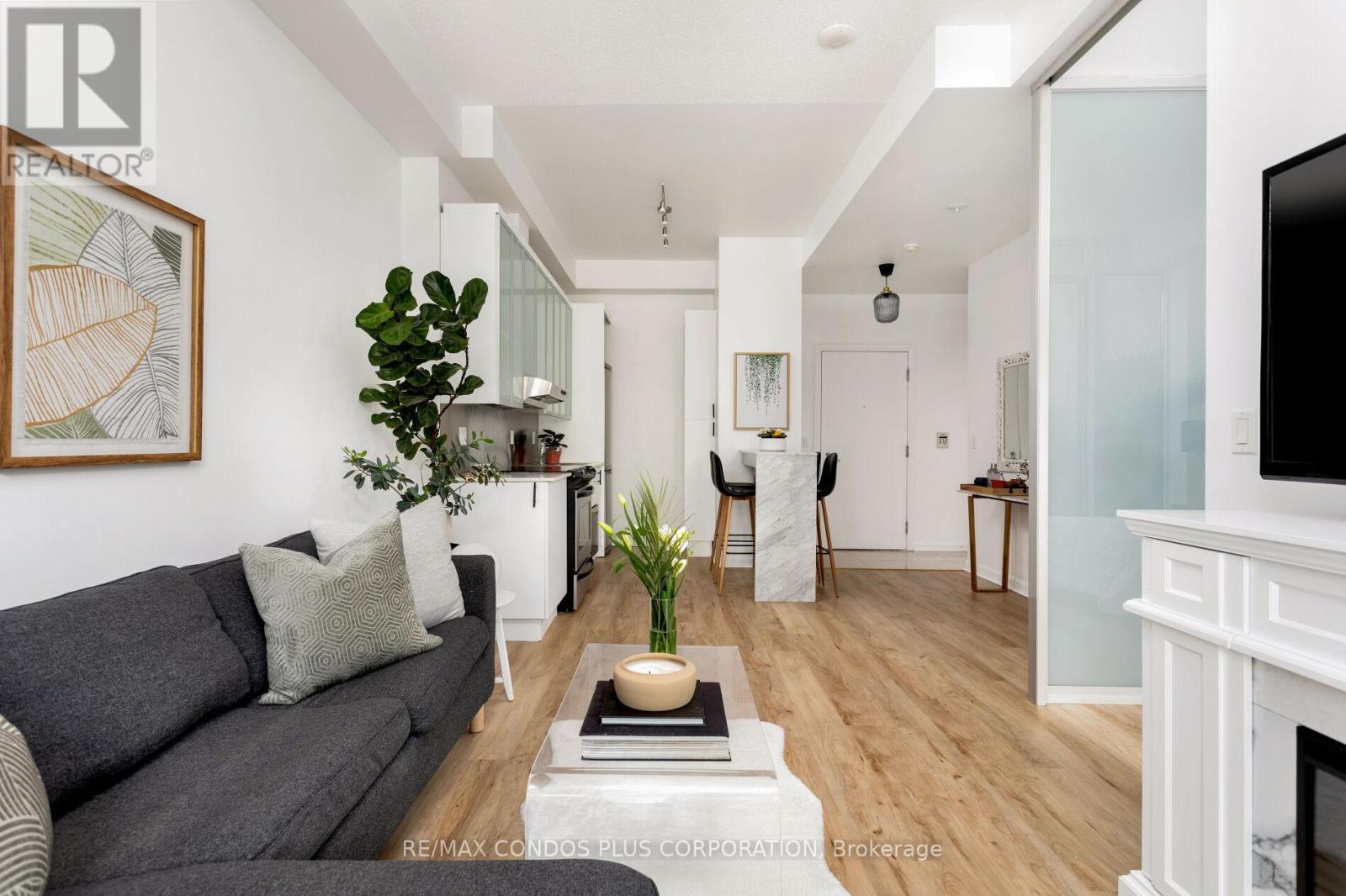 101 111 Elizabeth St, Toronto, ON M5G 1P7