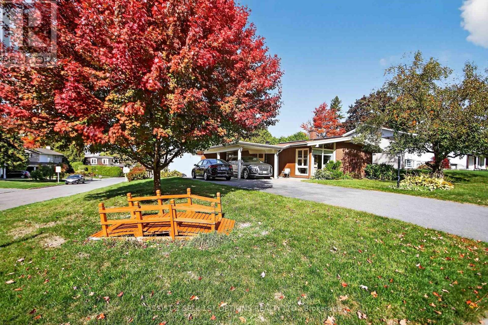 24 Barnes Cres, Ottawa, ON K2H 7C2