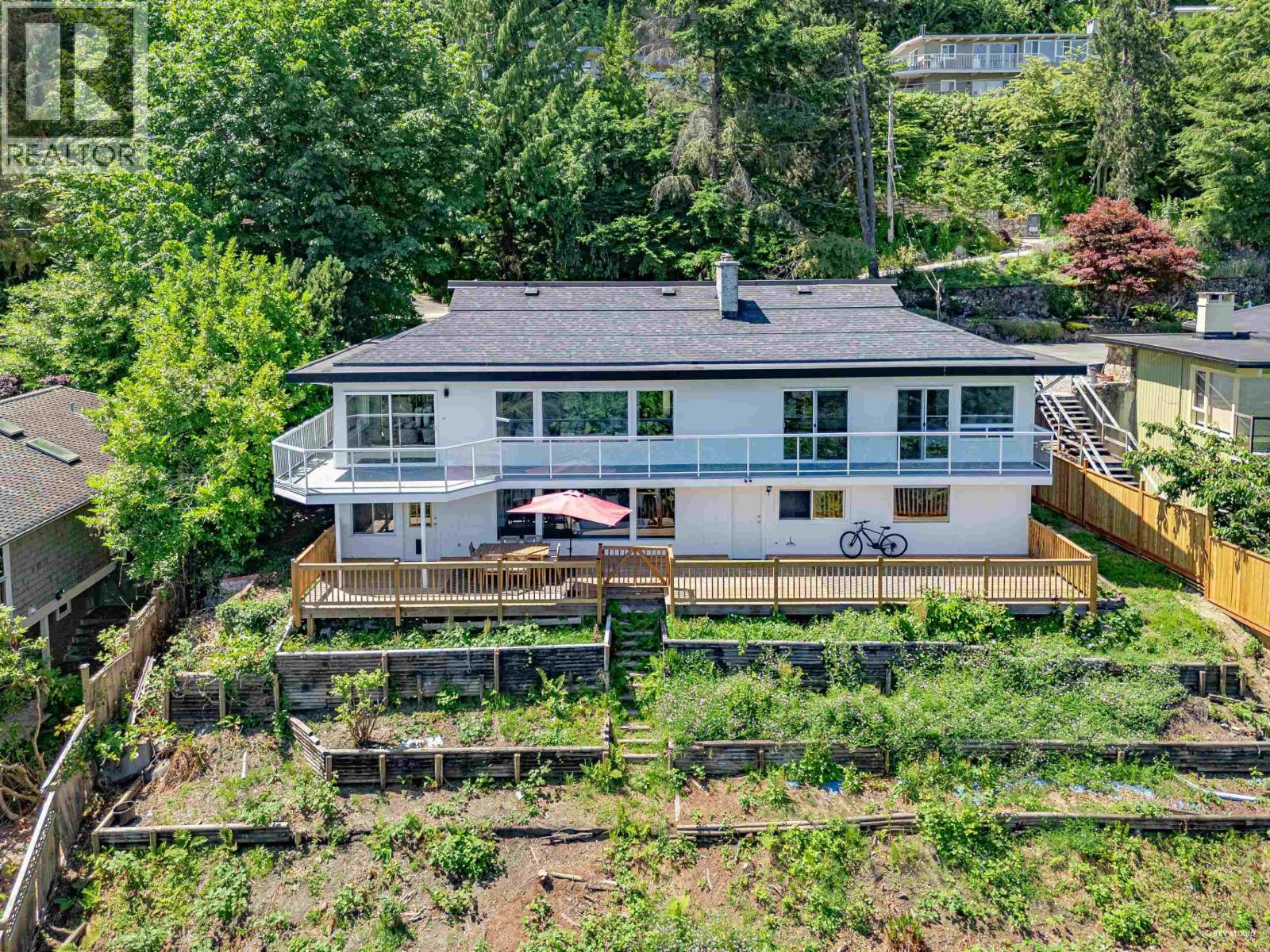 818 Younette Dr, West Vancouver, BC V7T 1S9