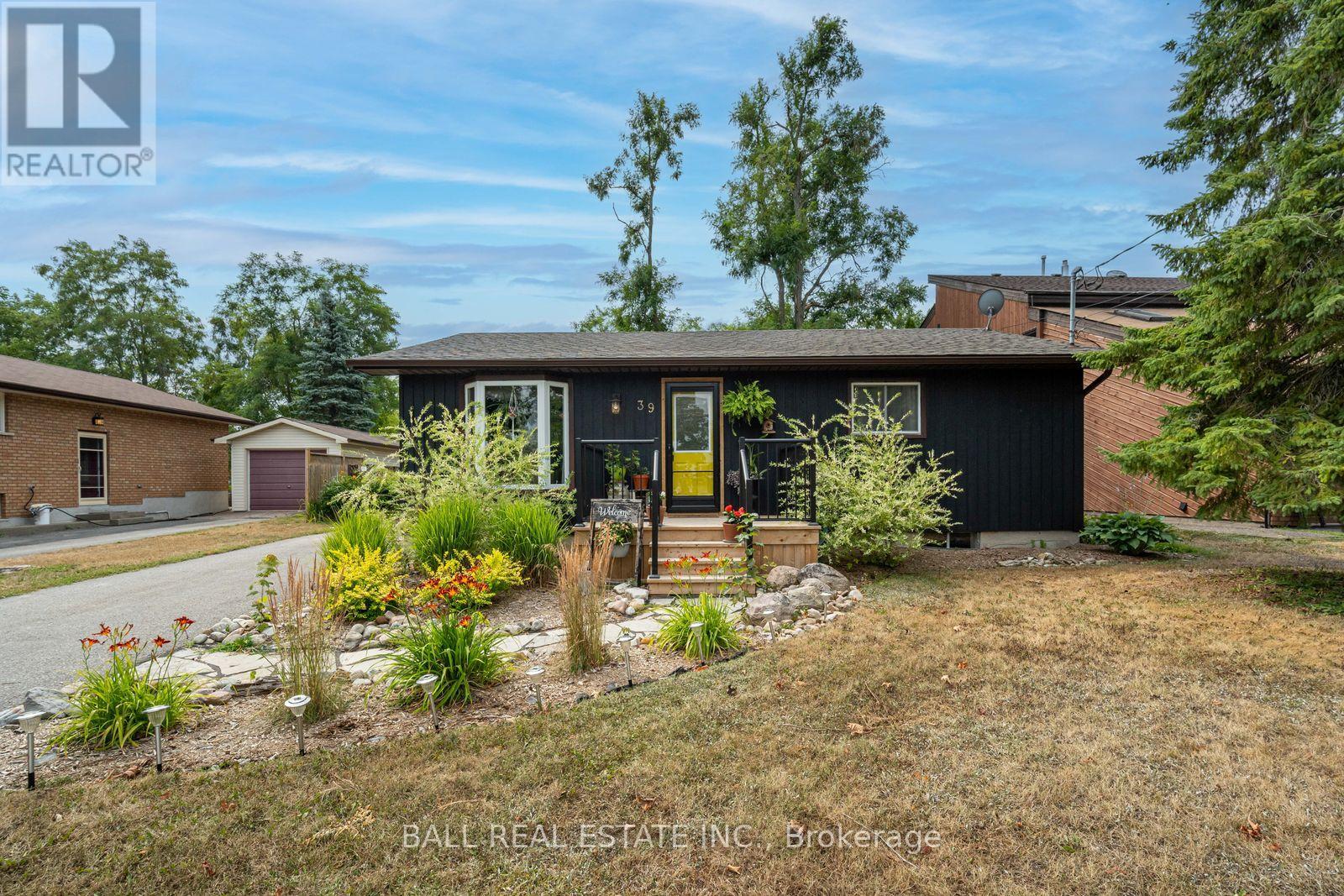 39 Bishop St, Selwyn, ON K0L 2H0