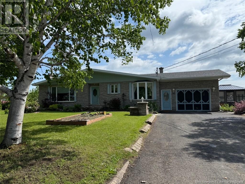 25 Arseneault St, Balmoral, NB E8E 1A1