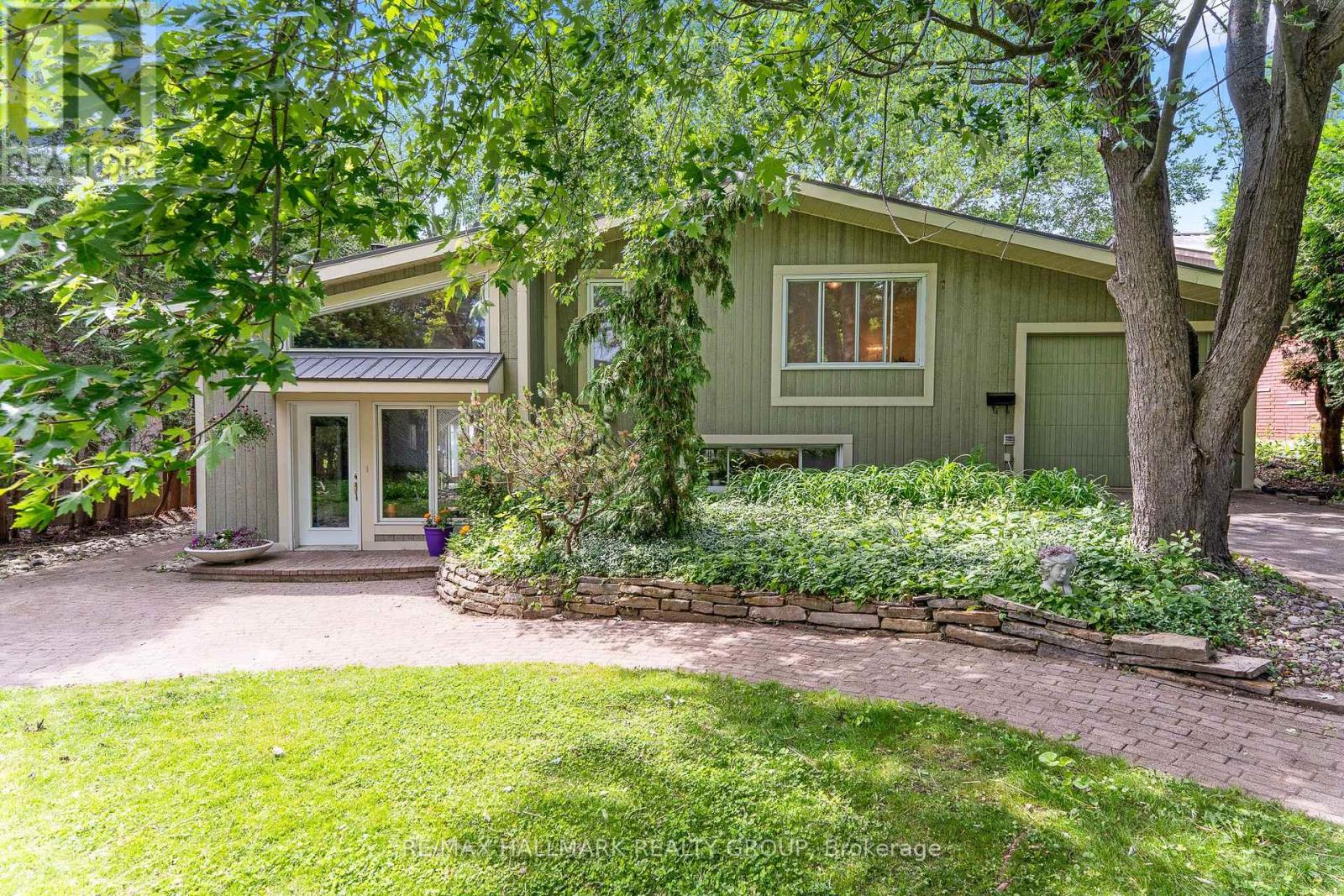 17 Hastings St, Ottawa, ON K2H 8C2