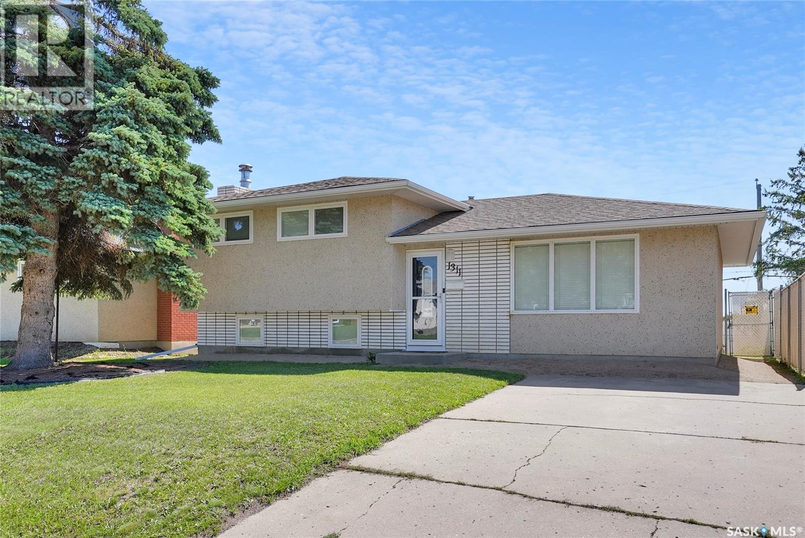 1311 Athabasca St W, Moose Jaw, SK S6H 6C8