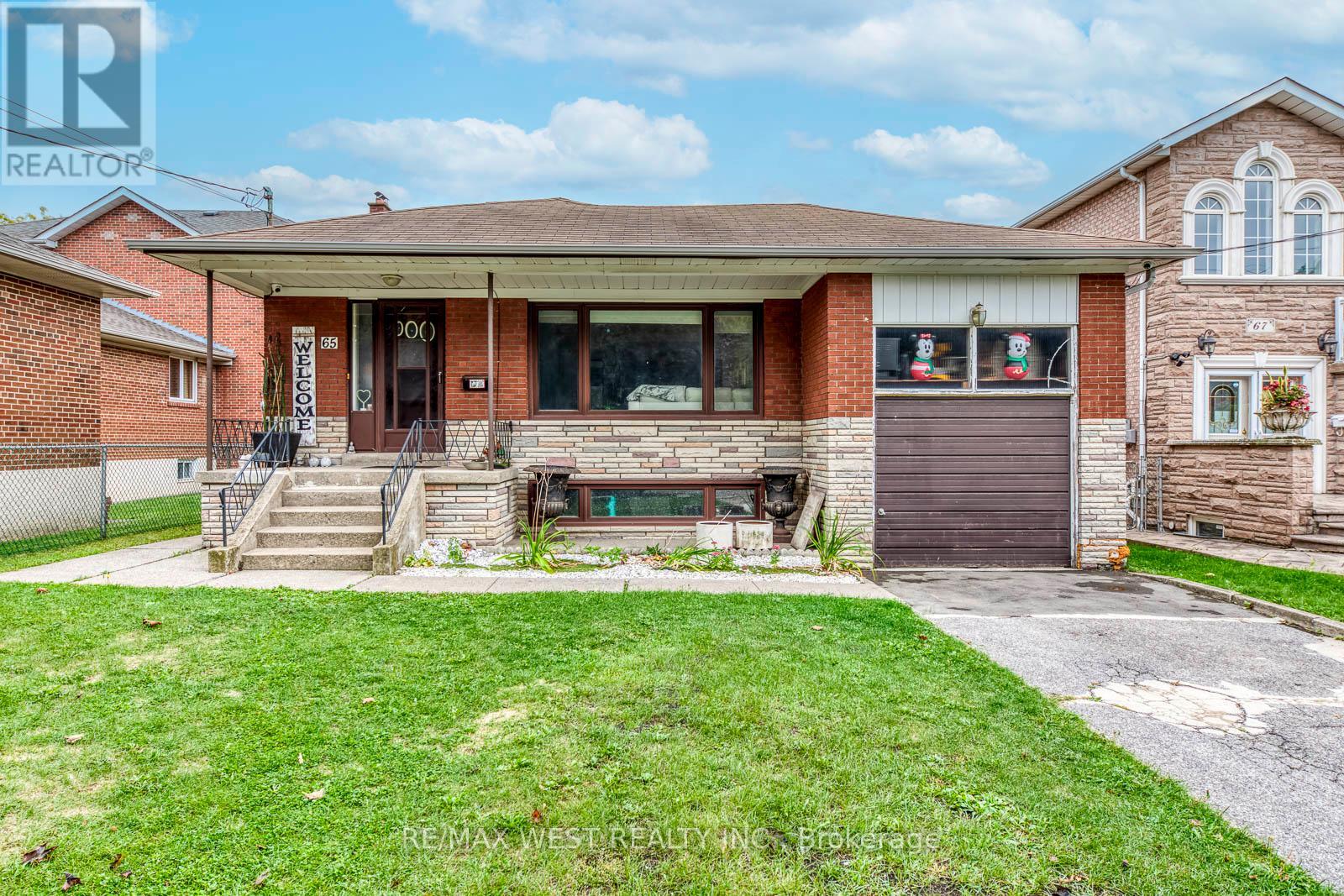 65 N Park Rd, Toronto, ON M6L 1K4