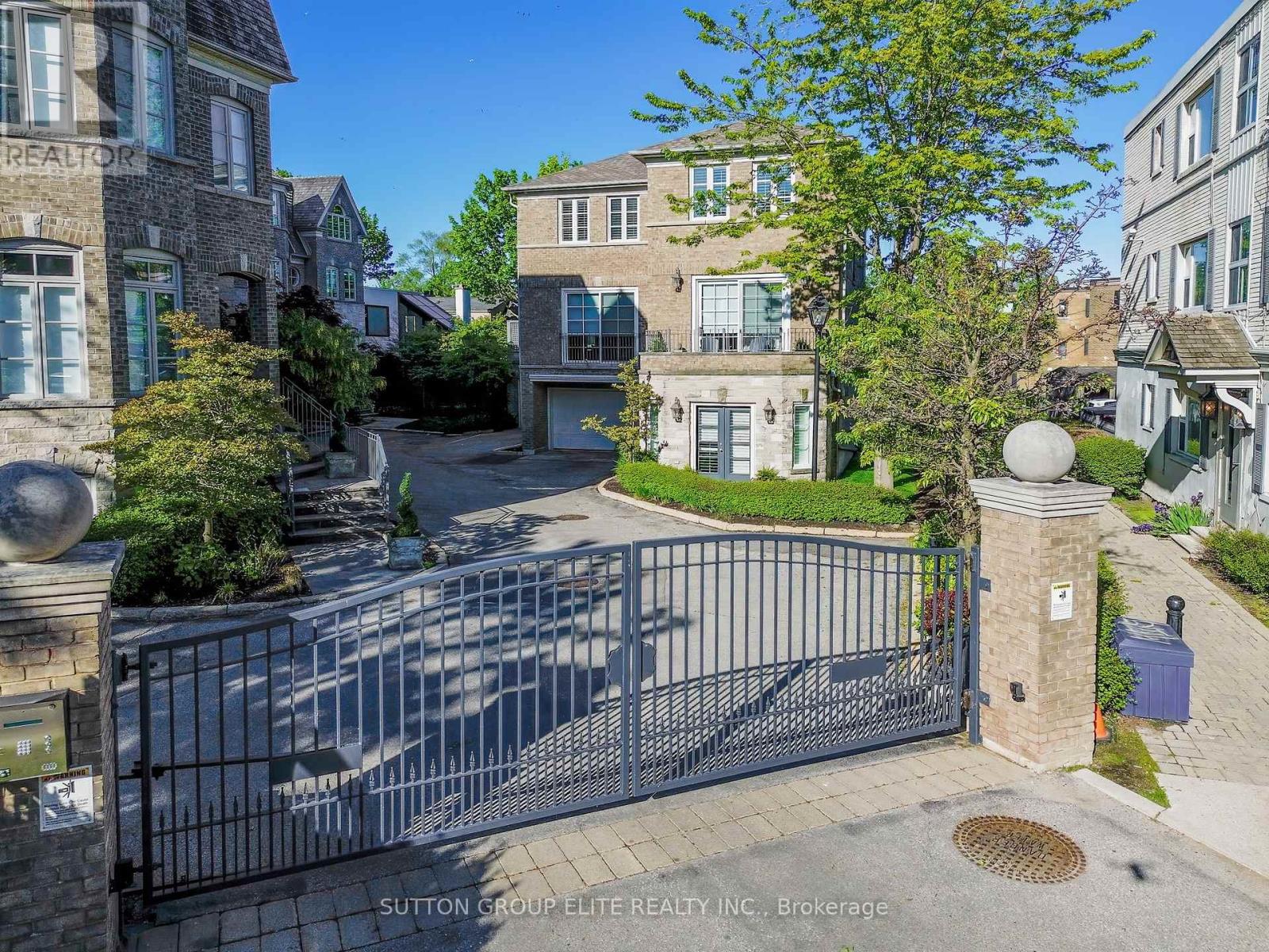 16 Nautical Ln, Toronto, ON M8V 4E7