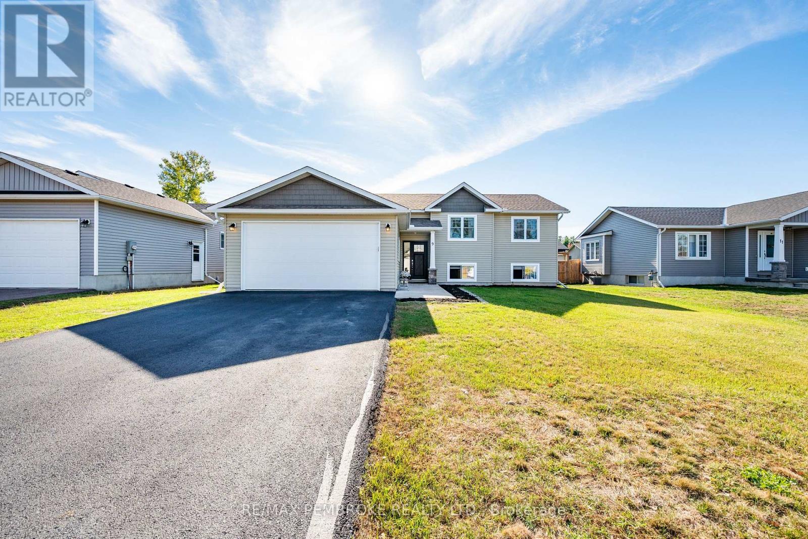 9 Terrance Dr, Petawawa, ON K8H 0G3