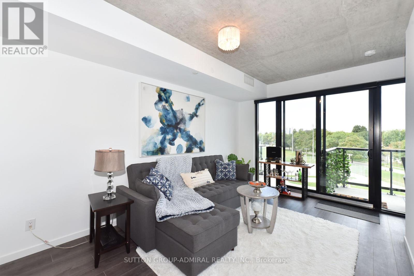 404 7 Smith Cres, Toronto, ON M8Z 0G3