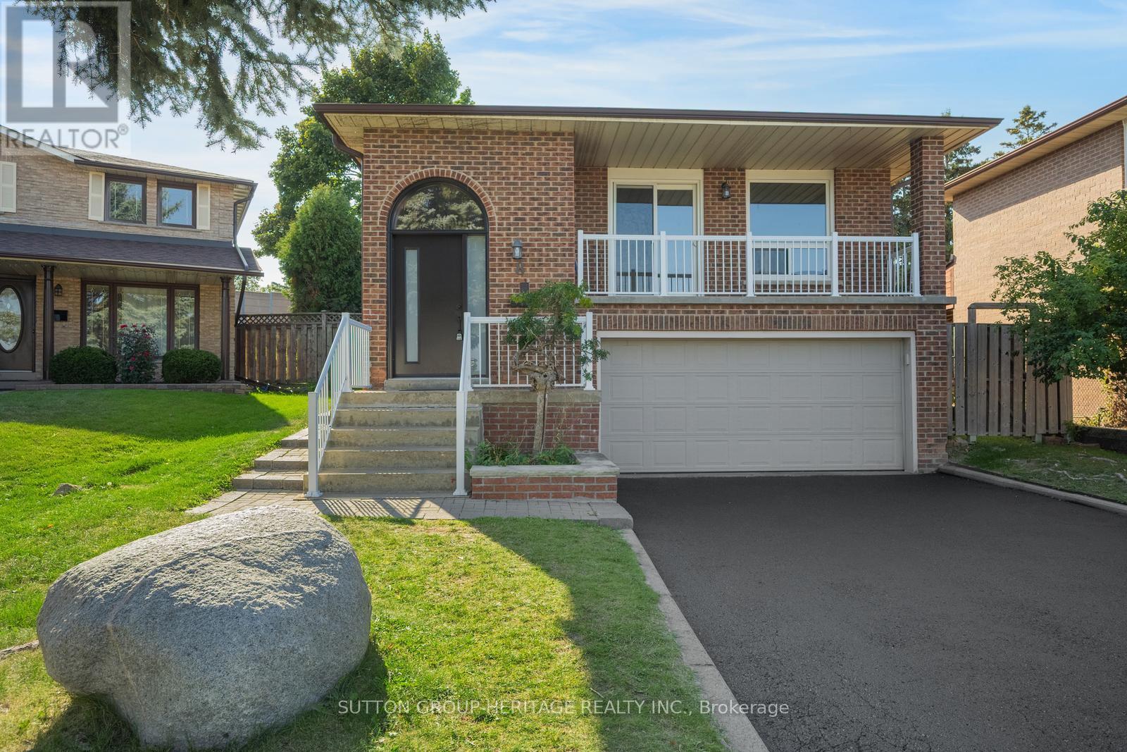 8 Poinsettia Pl, Brampton, ON L6S 3S1