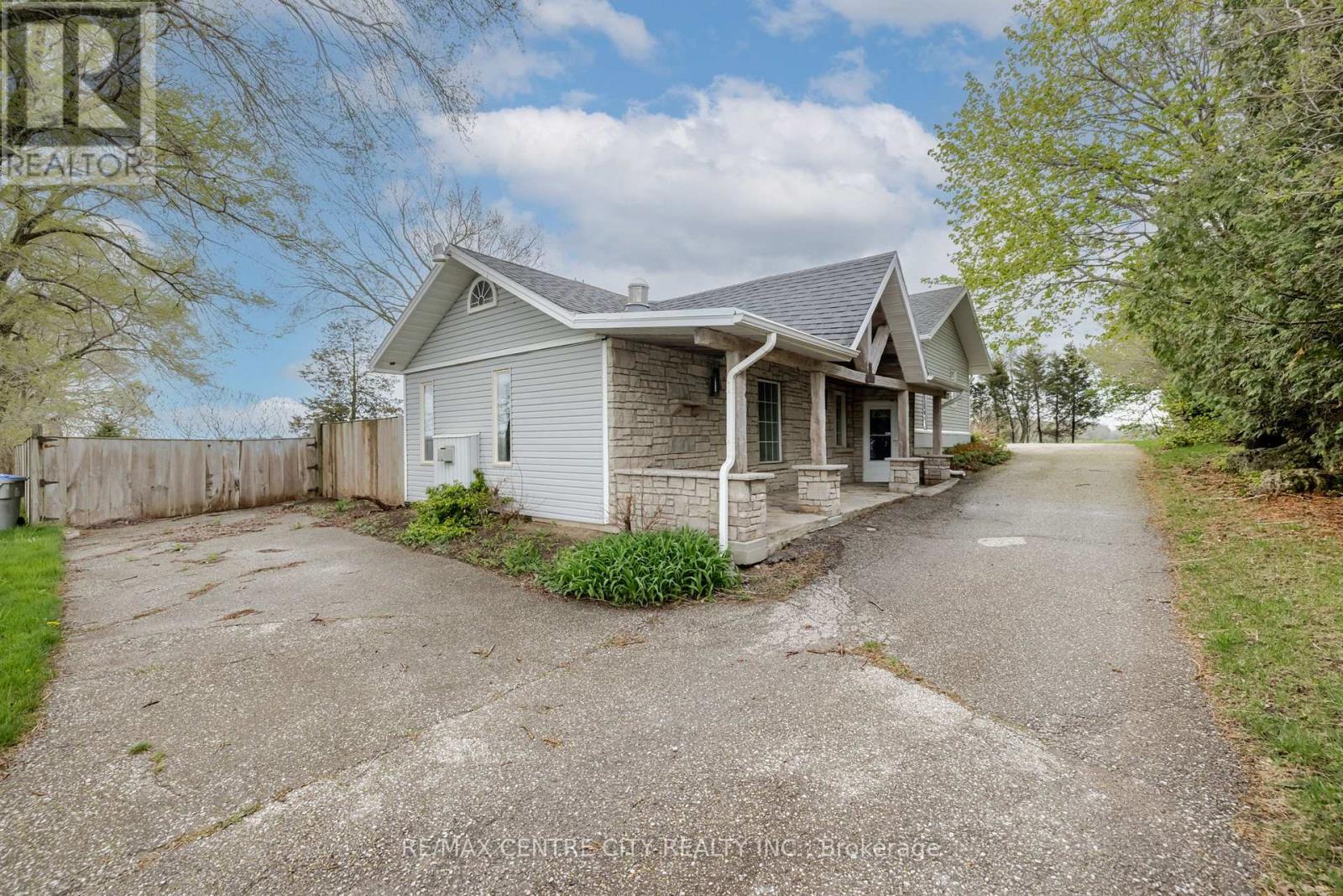 7641 Lakeshore Rd, Lambton Shores, ON N0N 1J0