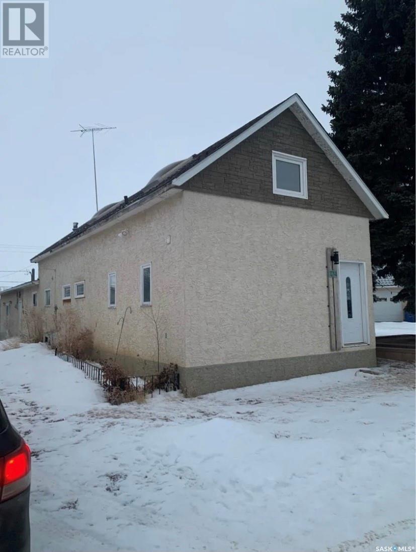 124 1 Avenue East, Gravelbourg, SK S0H 1X0
