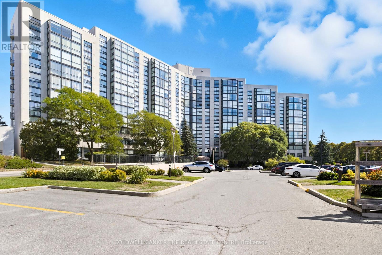 404 30 Harding Blvd W, Richmond Hill, ON L4C 9M3