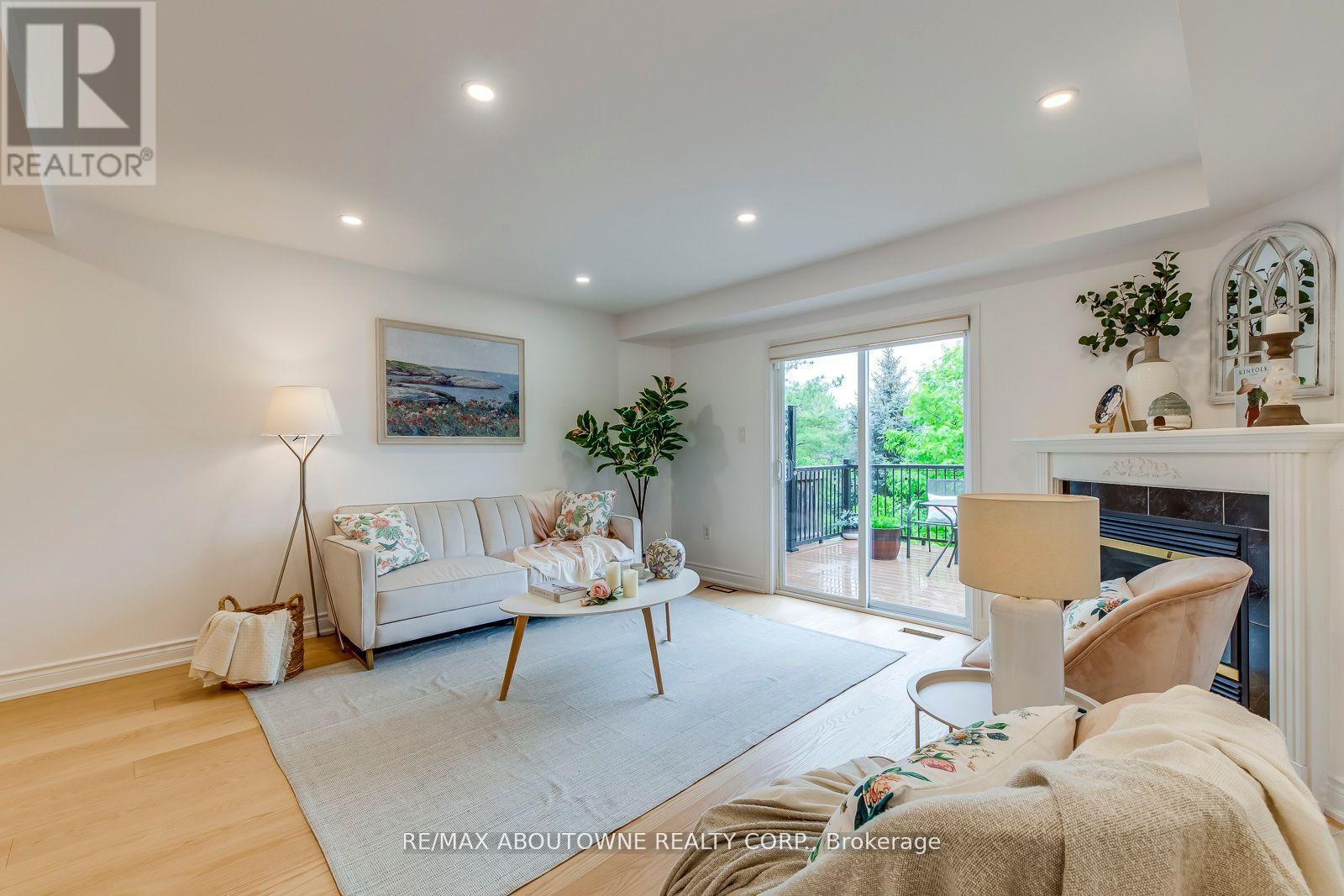 2246 Fairbairn Ct, Oakville, ON L6M 4R2