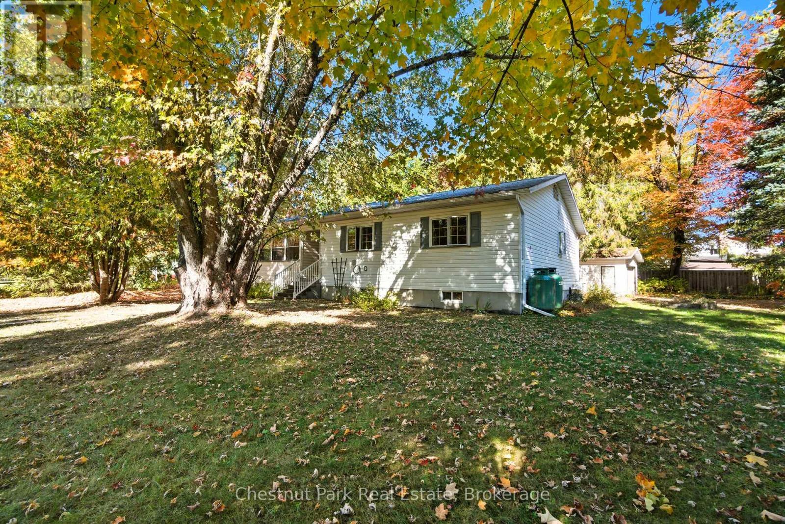 14 Dickie St, Lake of Bays, ON P0B 1A0