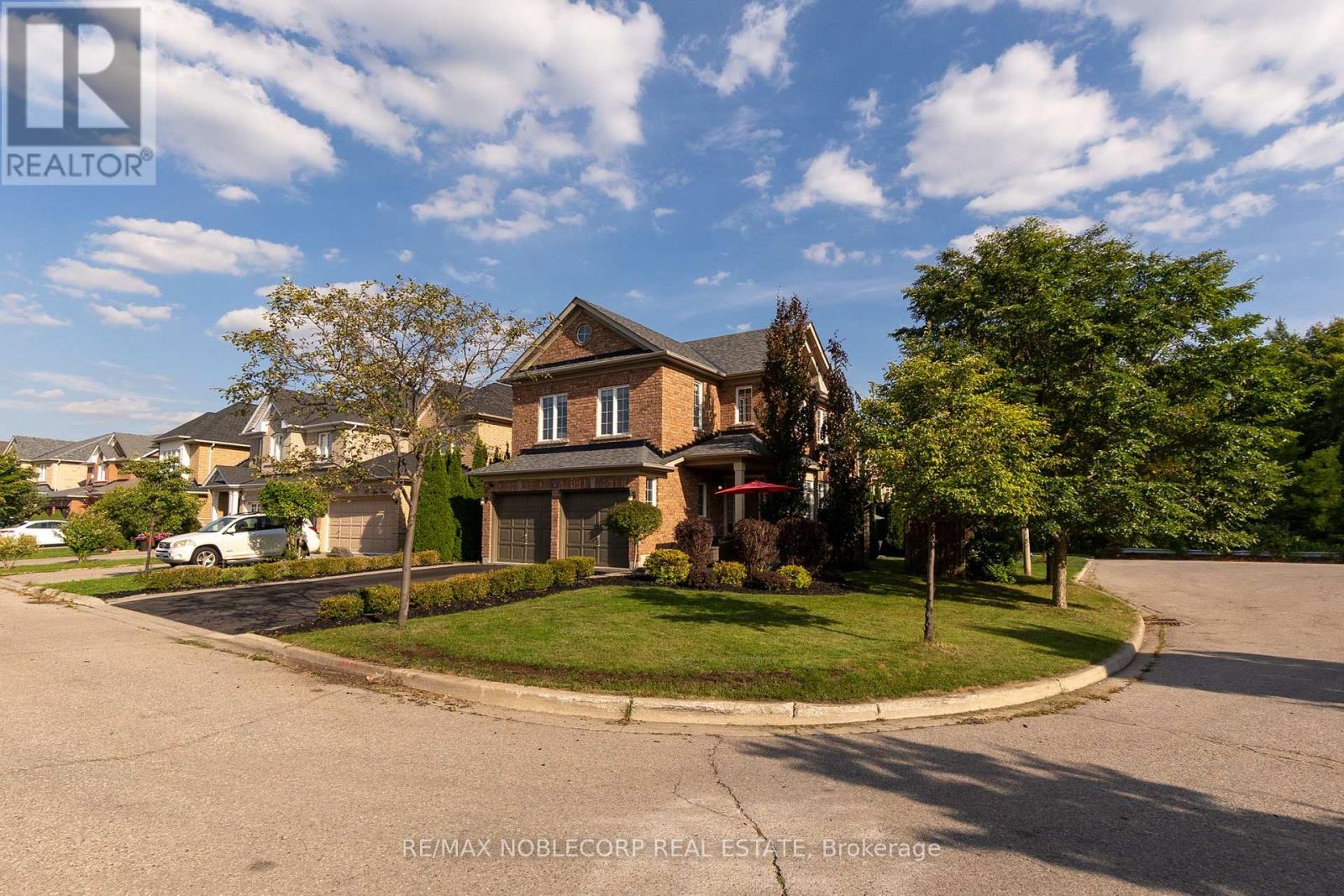 25 Aztec Ct, Richmond Hill, ON L4S 2W6