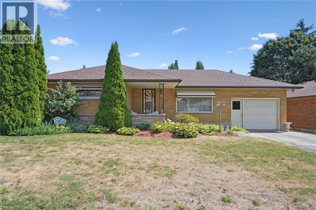 61 Traynor Ave, Kitchener, ON N2C 1W1