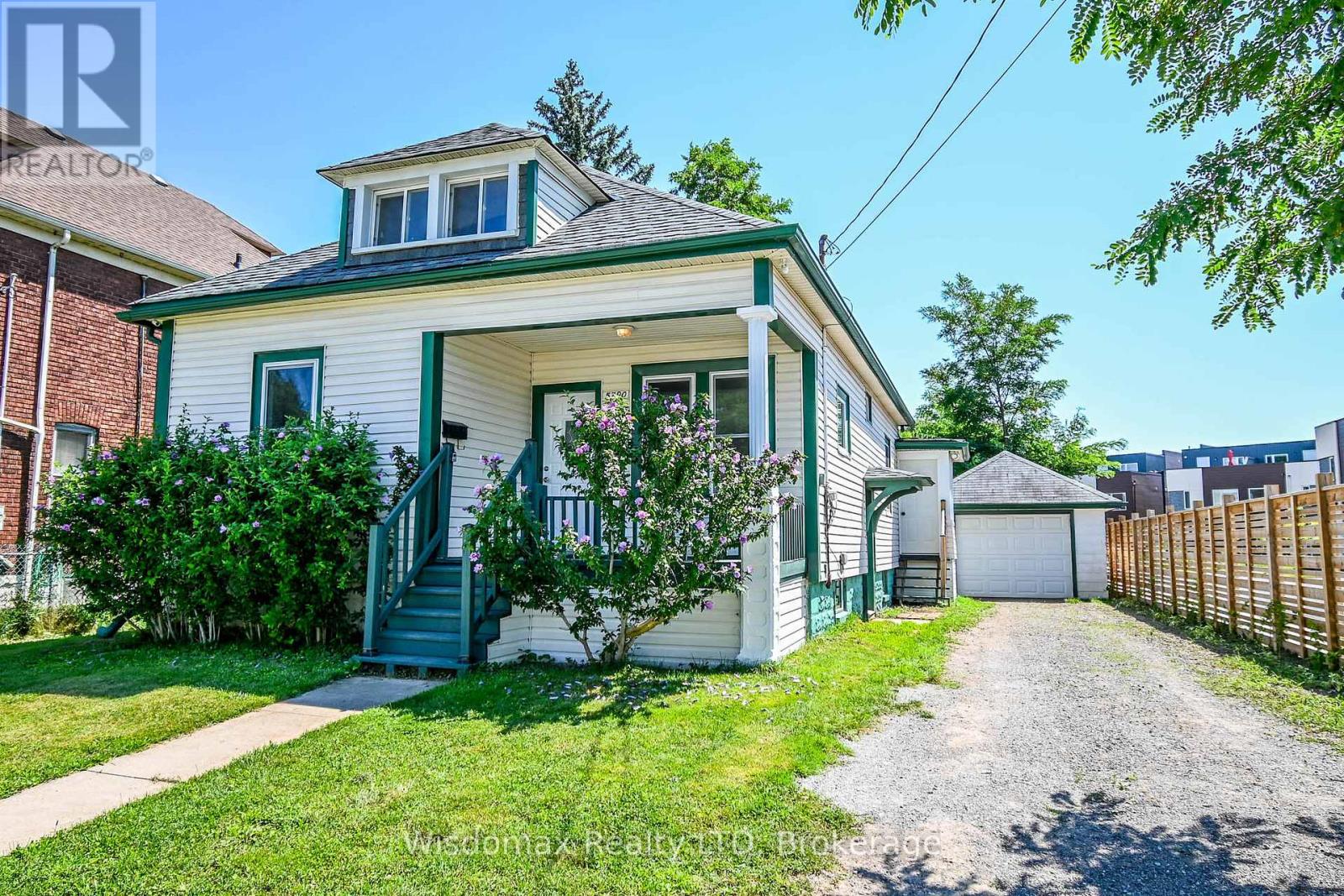 5790 Robinson St, Niagara Falls, ON L2G 2B2