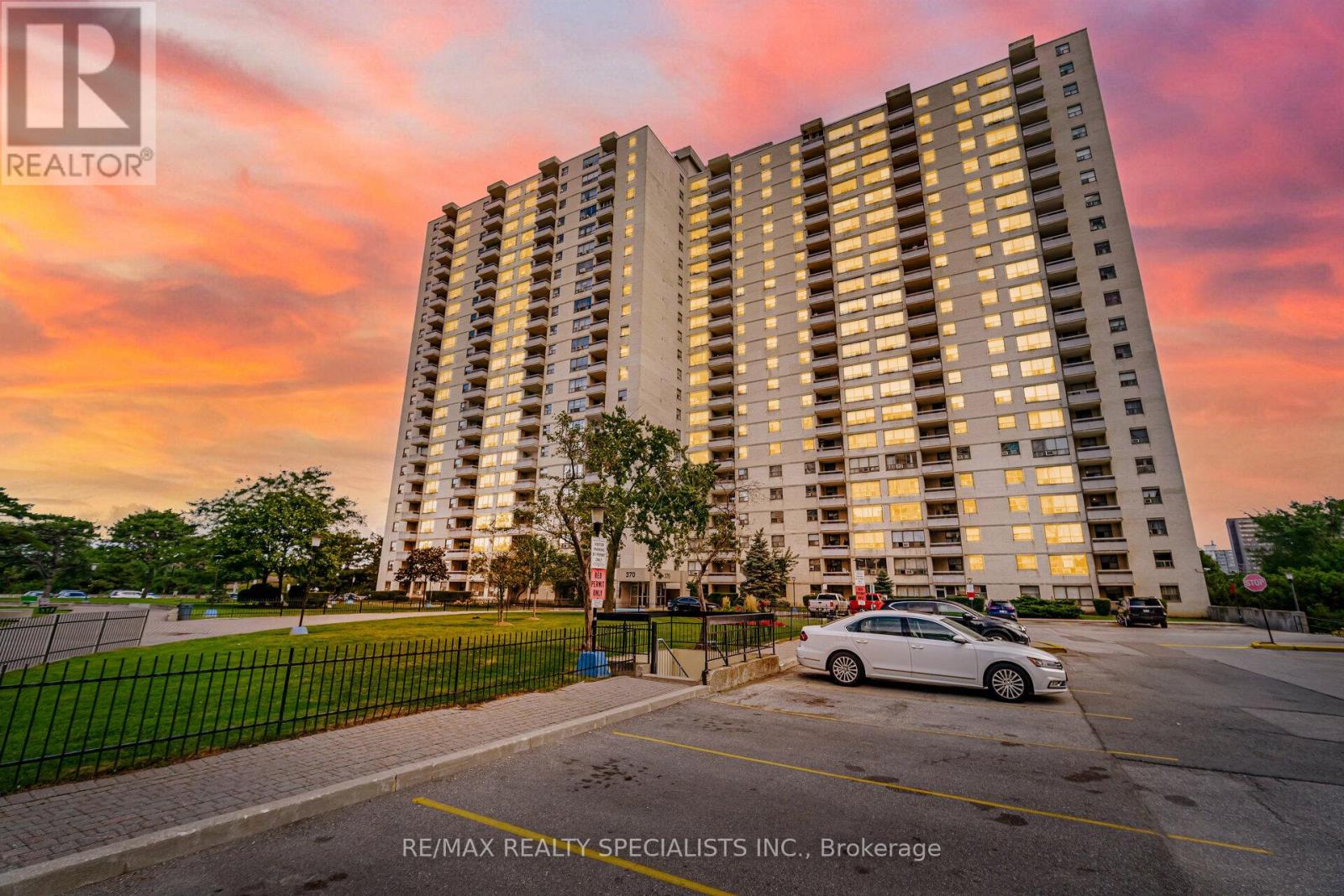 915 370 Dixon Rd, Toronto, ON M9R 1T2