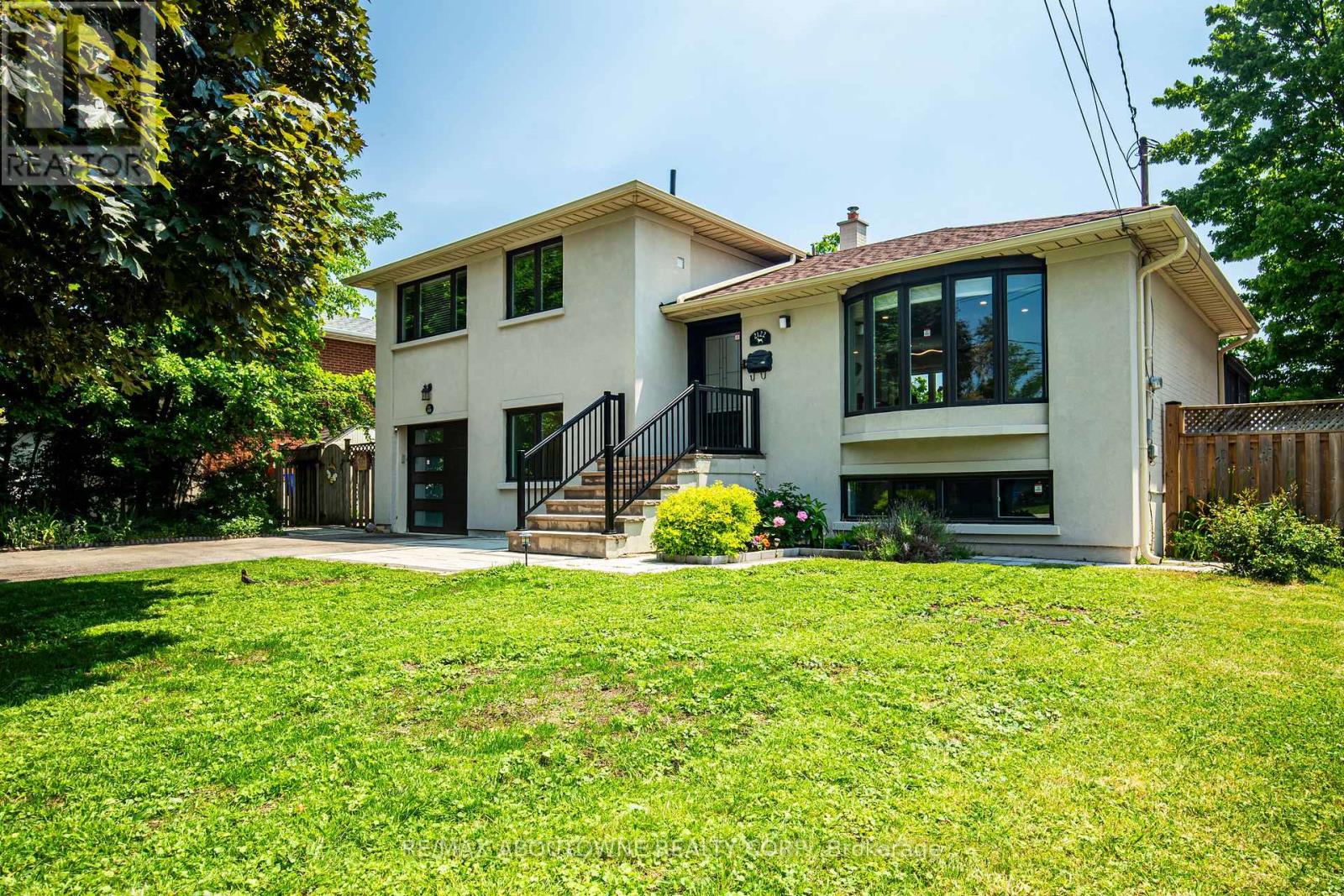 2122 Bridge Rd, Oakville, ON L6L 2G1