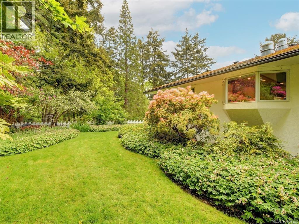 2559 Bermuda Pl W, Saanich, BC V8P 3G2