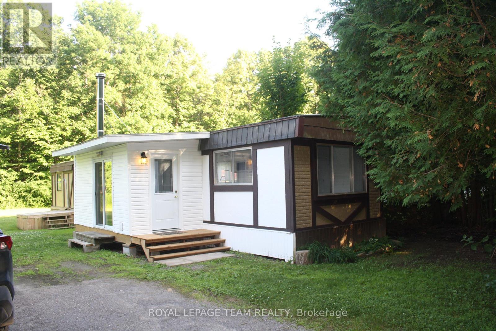27 Jennifer Ln, Horton, ON K7V 3Z9