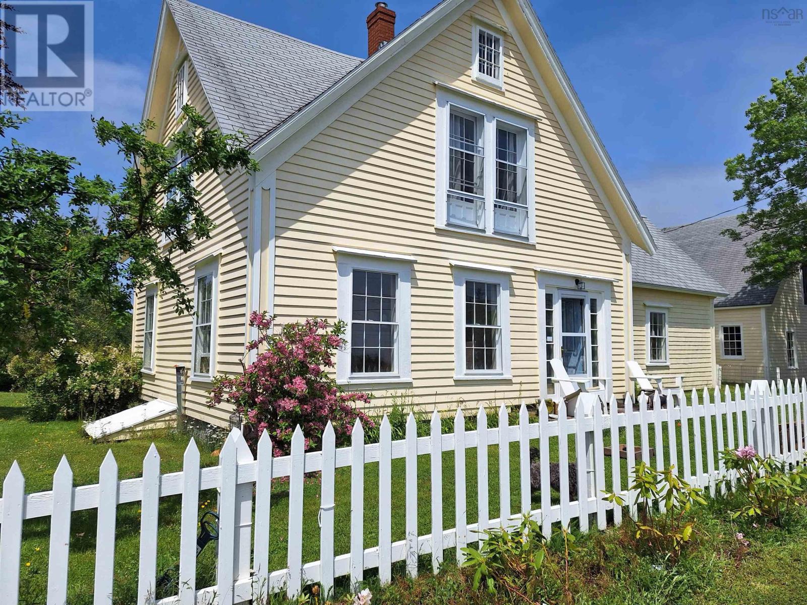 5096 Shore Rd, Shelburne, NS B0T 1W0