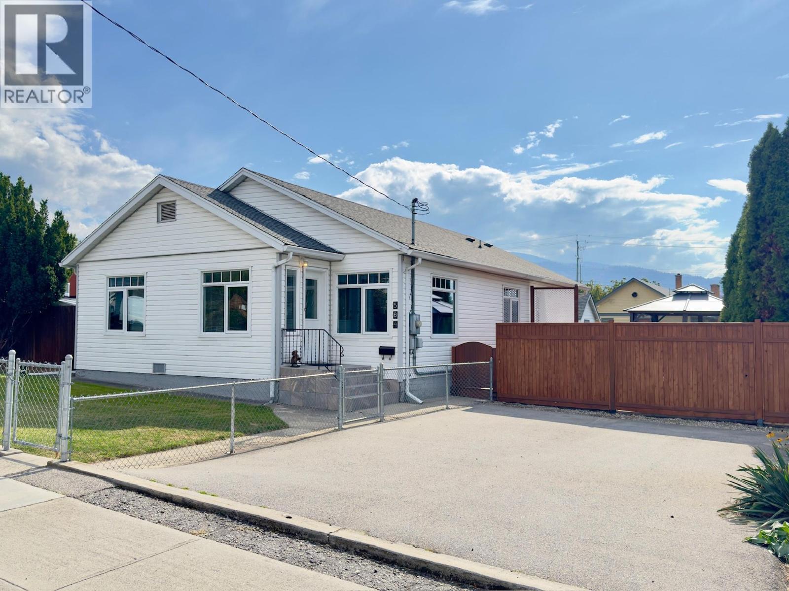 584 Edna Ave, Penticton, BC V2A 2M2