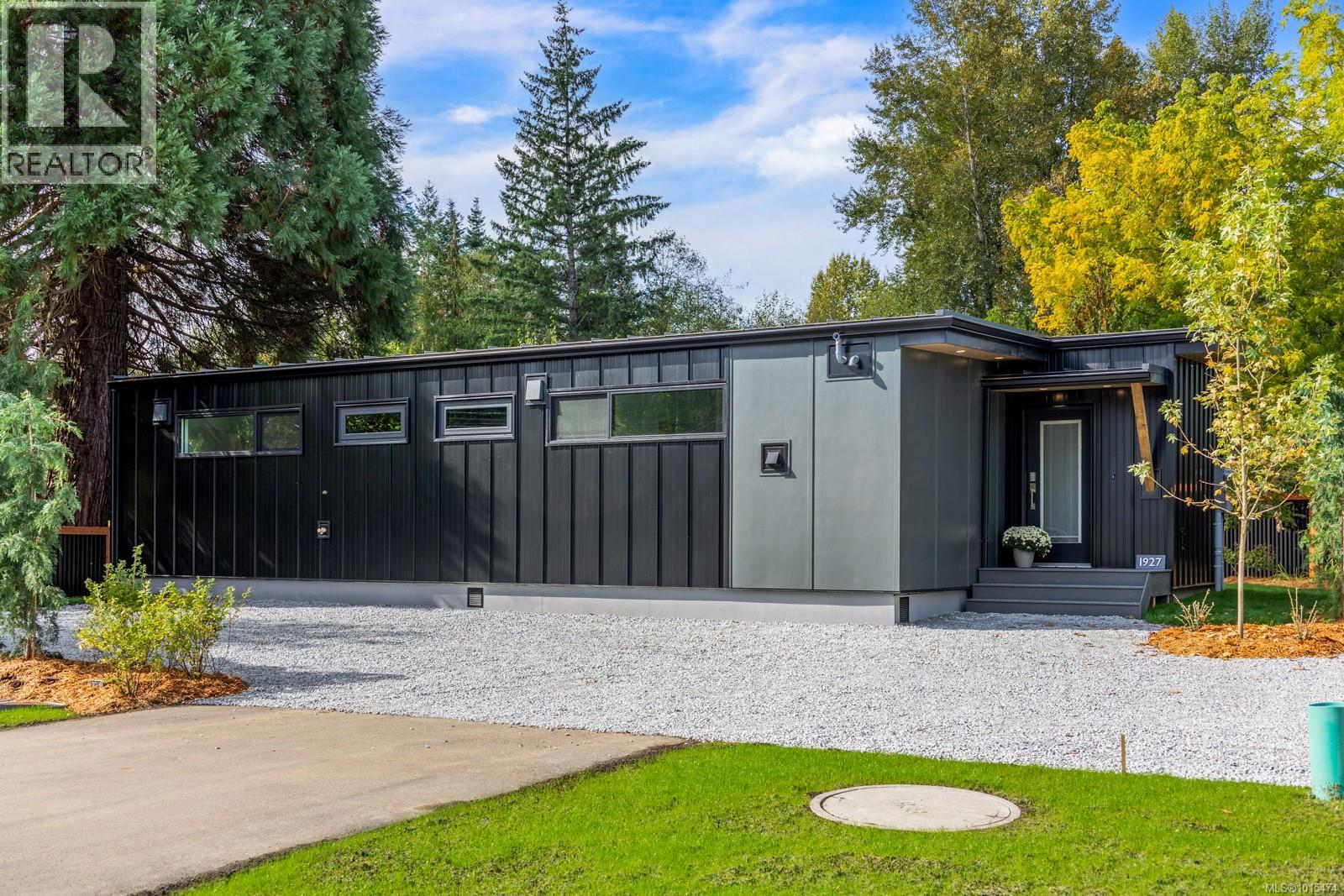 1927 Cumberland Rd, Courtenay, BC V9N 2G1