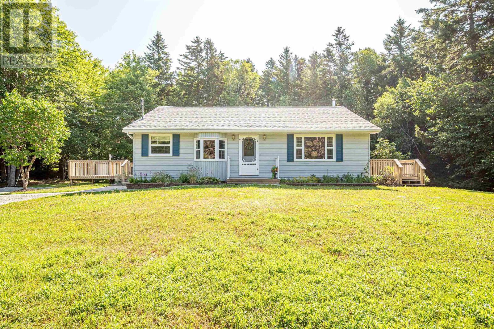 18 Archibald Dr, Fall River, NS B2T 1E8