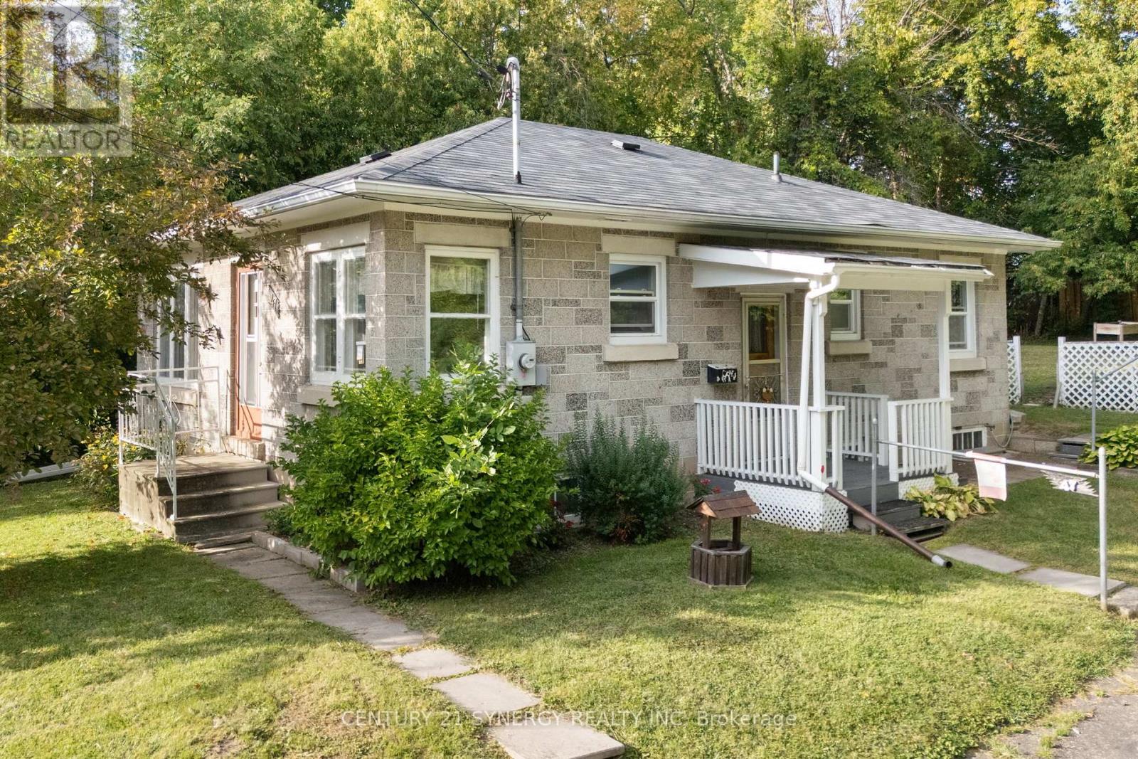 47 Queen St S, Renfrew, ON K7V 2A7