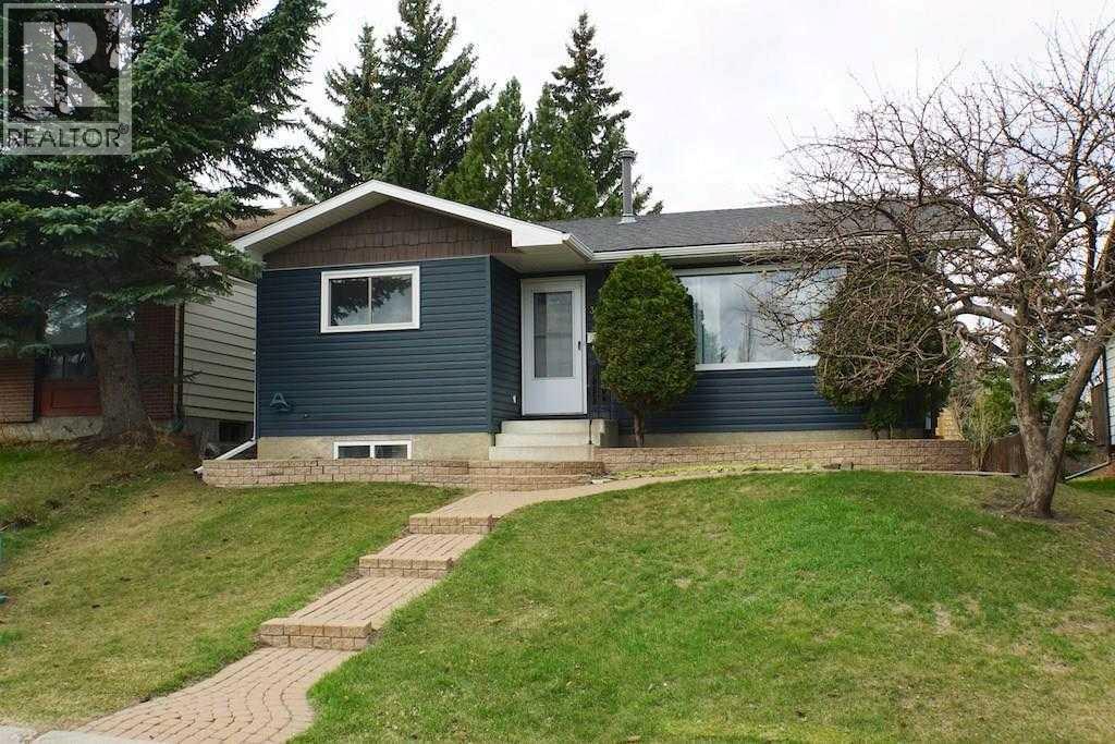 39 Bearberry Cres NW, Calgary, AB T3K 1P9