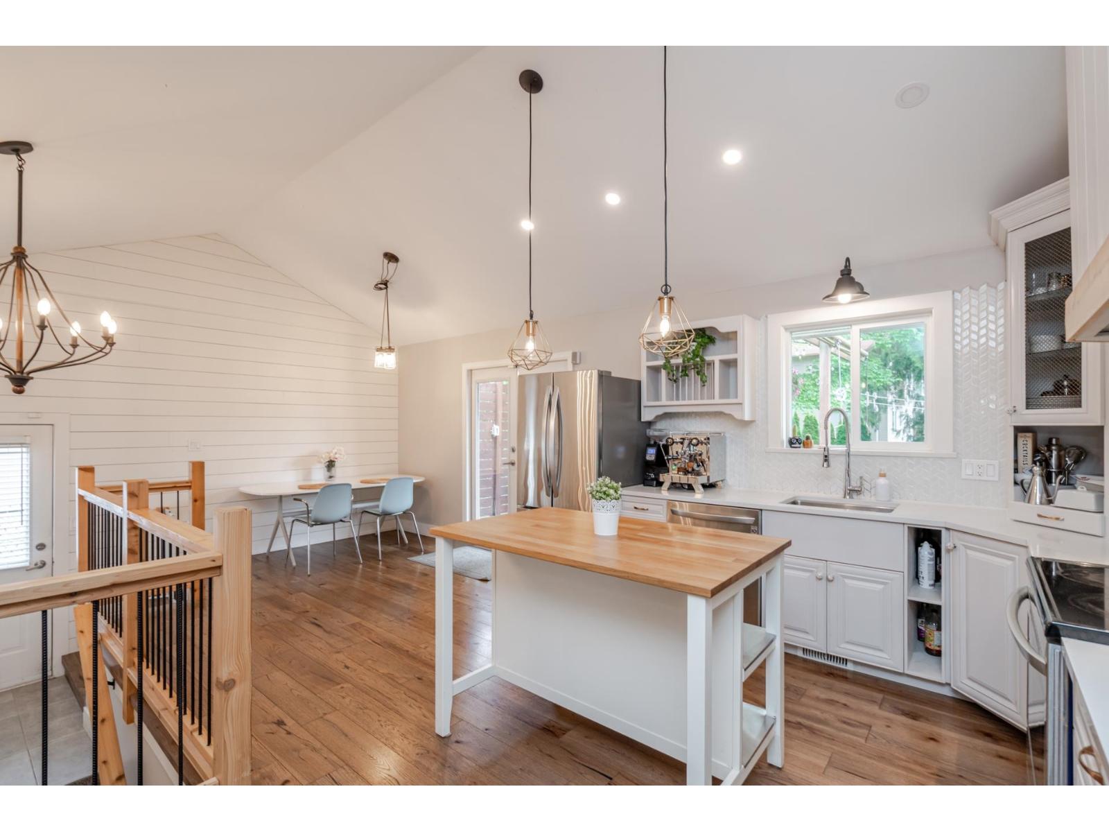 33986 Walnut Ave, Abbotsford, BC V2S 2S5