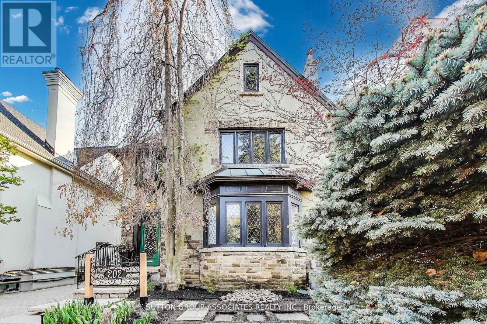 202 Forest Hill Rd, Toronto, ON M5P 2N4