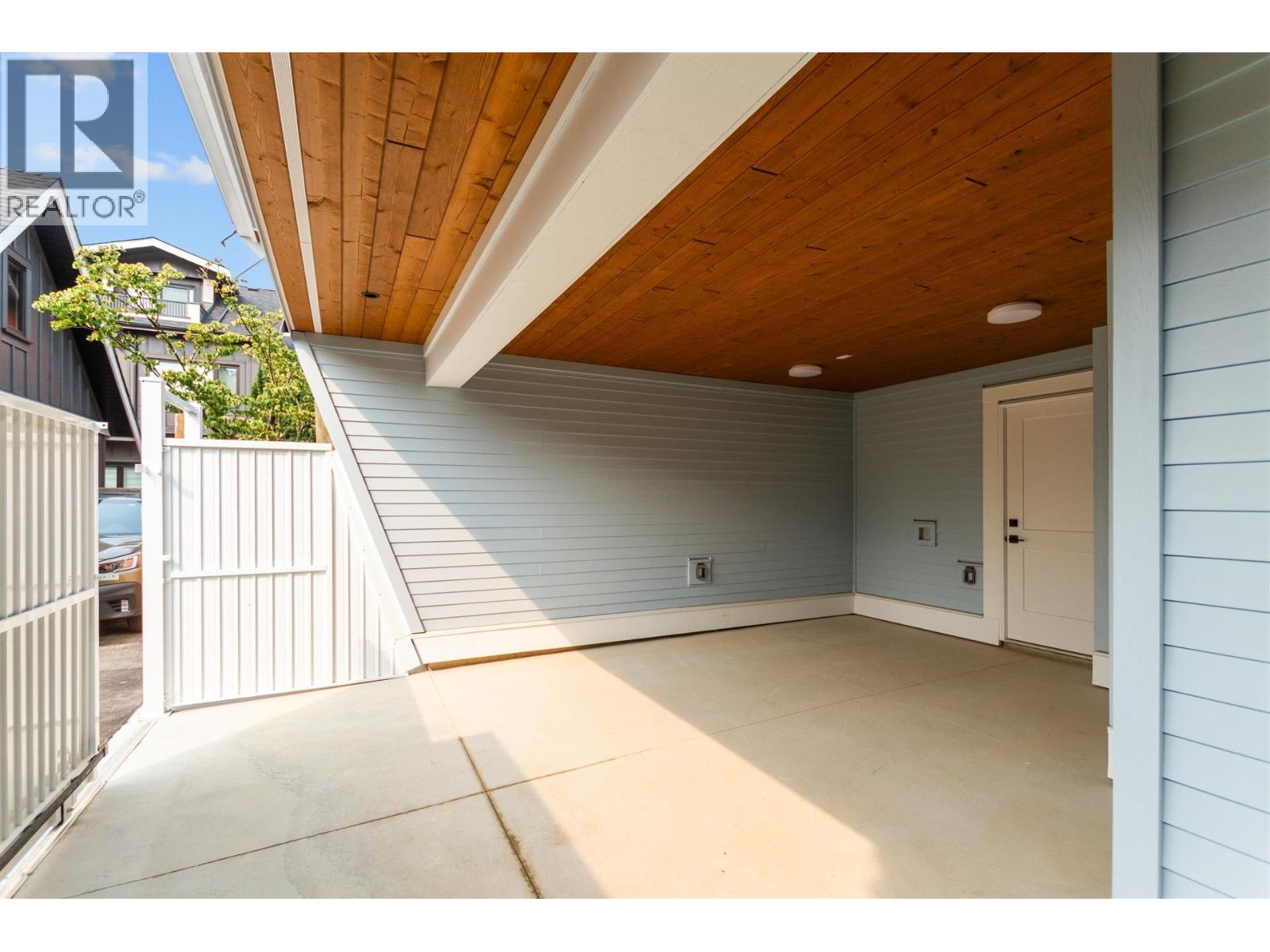 1926 William St, Vancouver, BC V5L 2R8