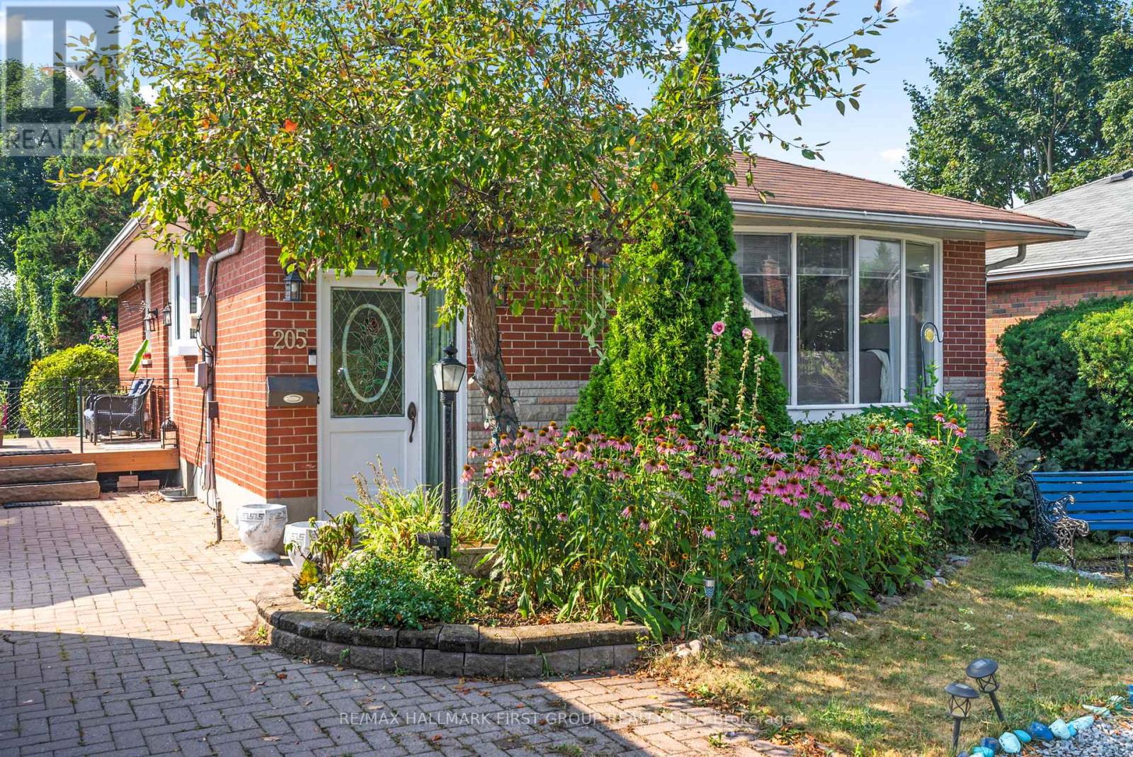 205 Saint Peter St, Whitby, ON L1N 1J2