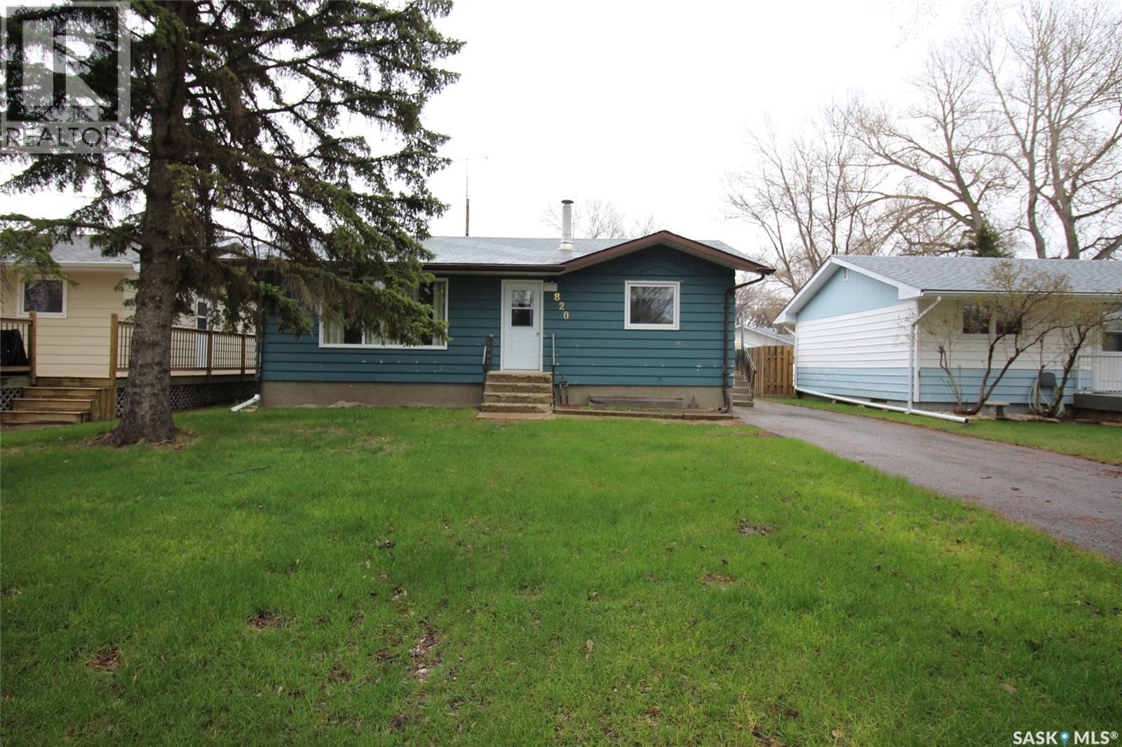 820 3 Street East, Shaunavon, SK S0N 2M0