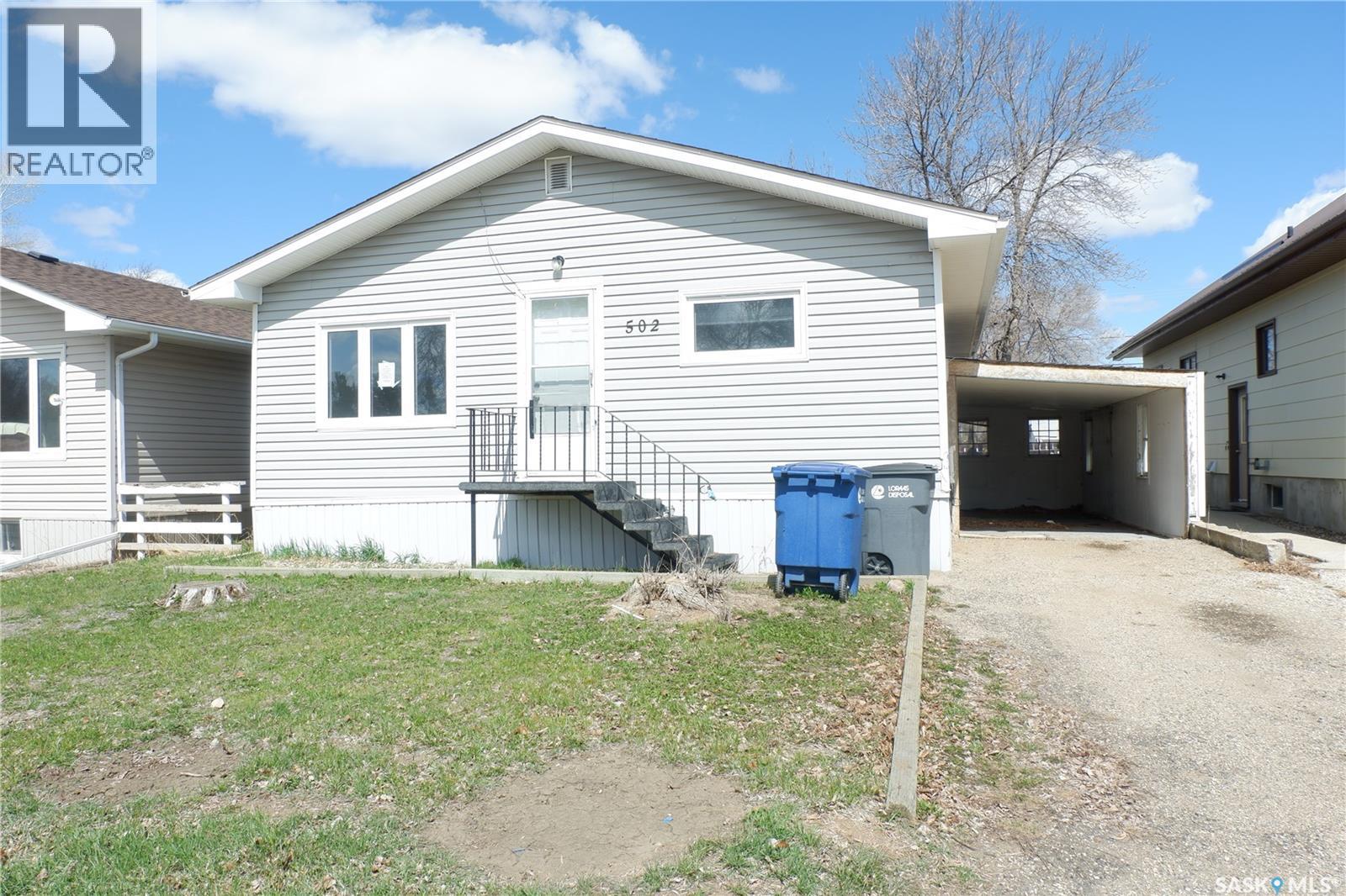 502 5th Avenue West, Assiniboia, SK S0H 0B0