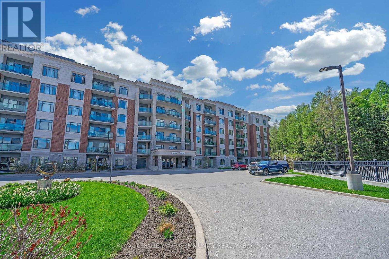 301 400 William Graham Dr, Aurora, ON L4G 1L7