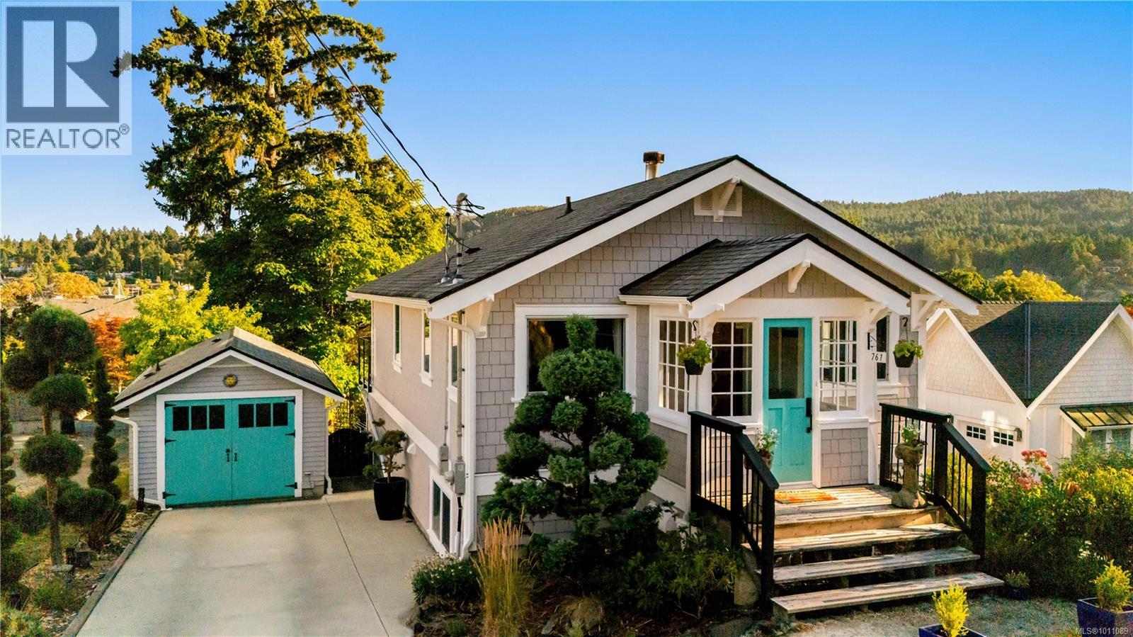 761 Harding Ln, Central Saanich, BC V8M 2G2