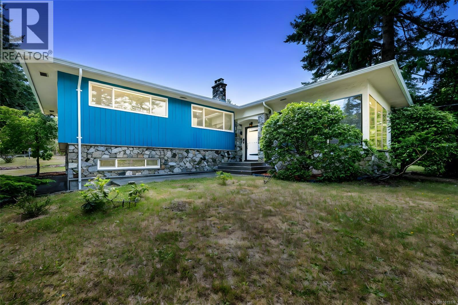 1935 San Juan Ave, Saanich, BC V8N 2J3