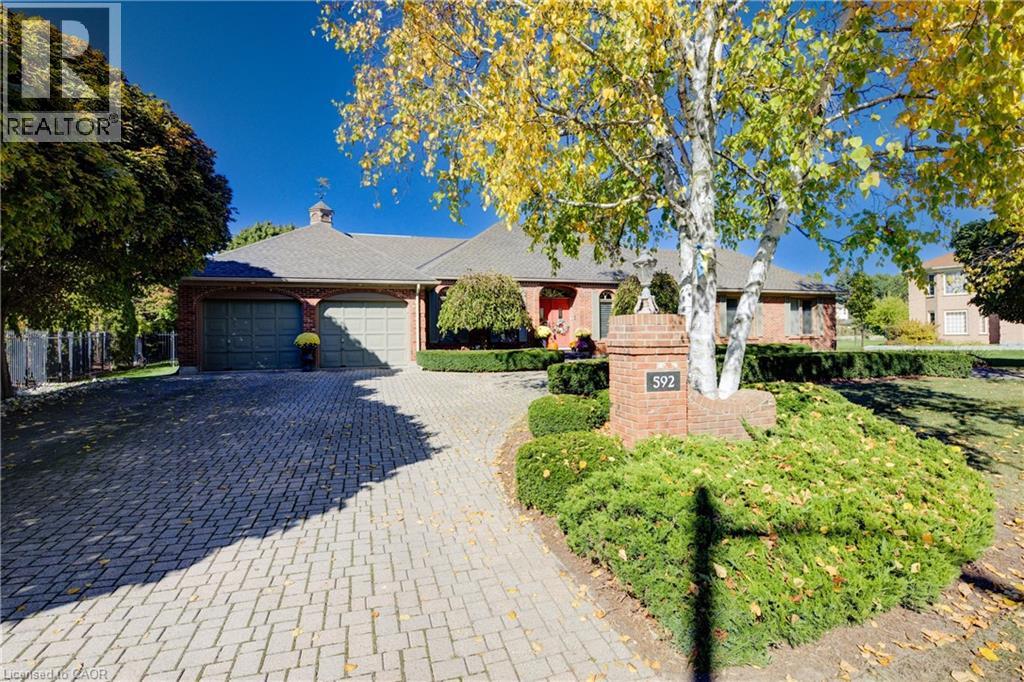592 Manorwood Ct, Waterloo, ON N2K 3L7